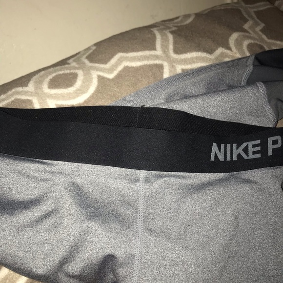 Nike Pro Capri Size Small - Picture 2 of 4
